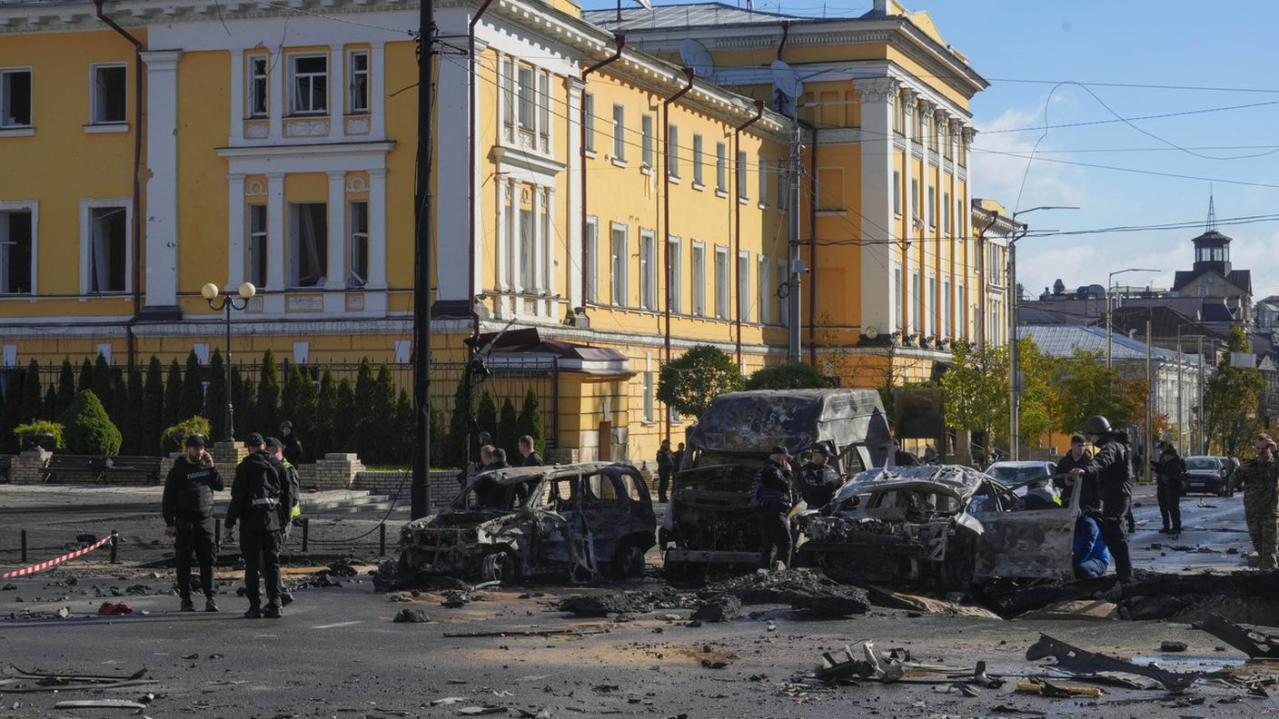 Auto distrutte nel quartiere Shevchenkivsky