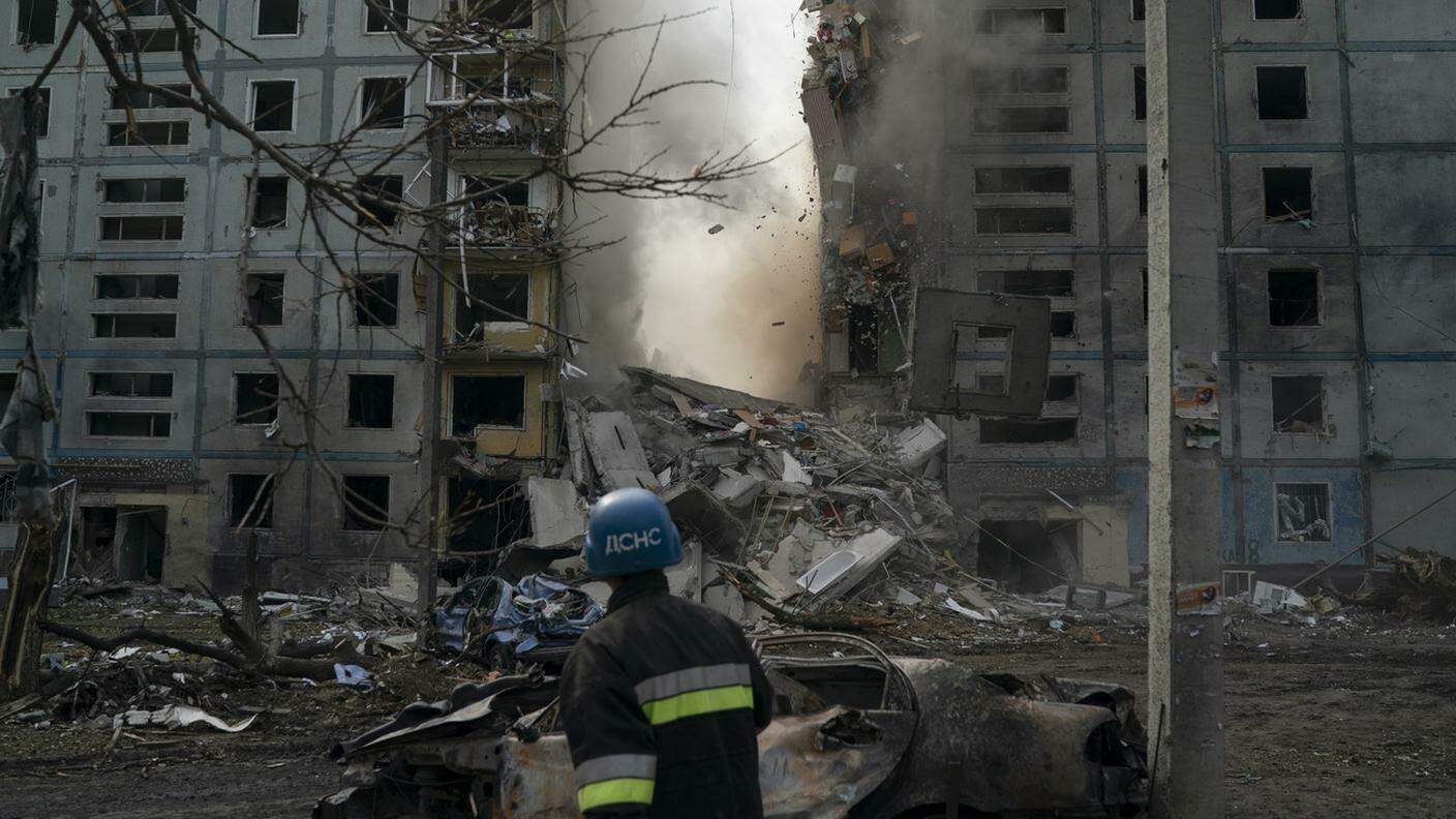 Un palazzo distrutto dai bombardamenti a Zaporizhzhia 