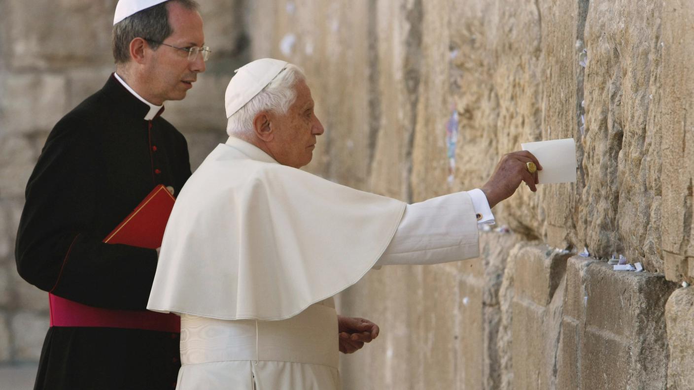 Benedetto XVI al Muro del pianto nel 2009