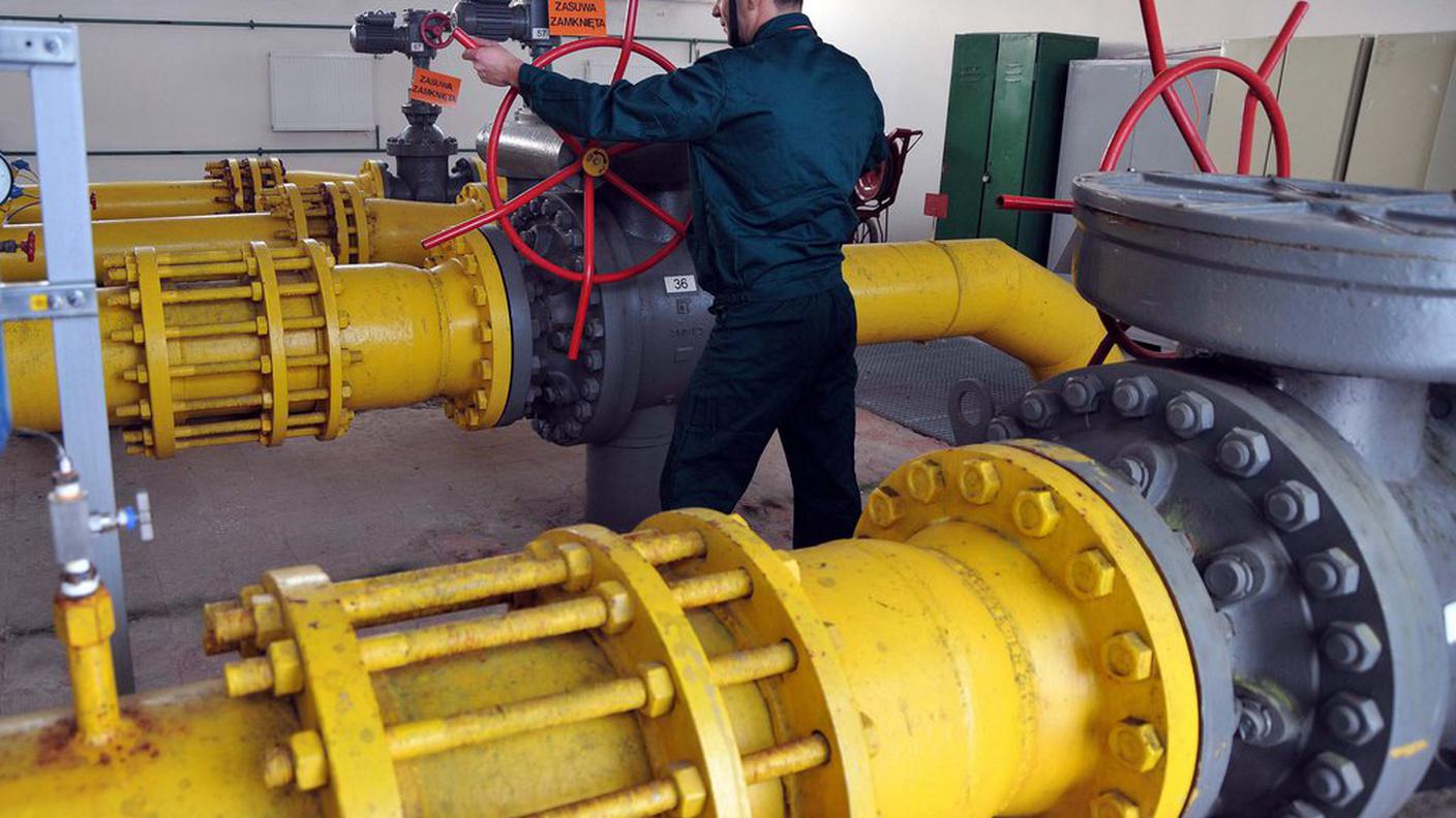 Un tecnico al lavoro sulle condutture di gas che attraversano l'Ucraina (keystone).JPG