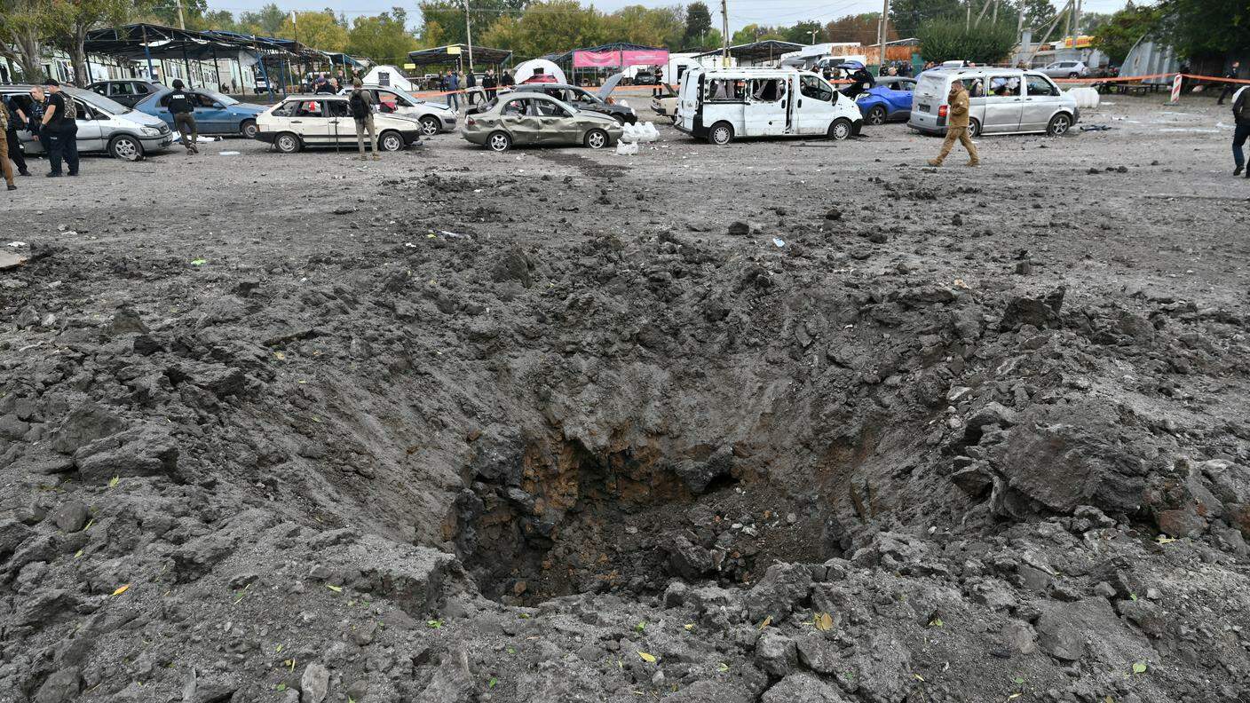 Un cratere lasciato da un missile russo a Zaporizhzhia