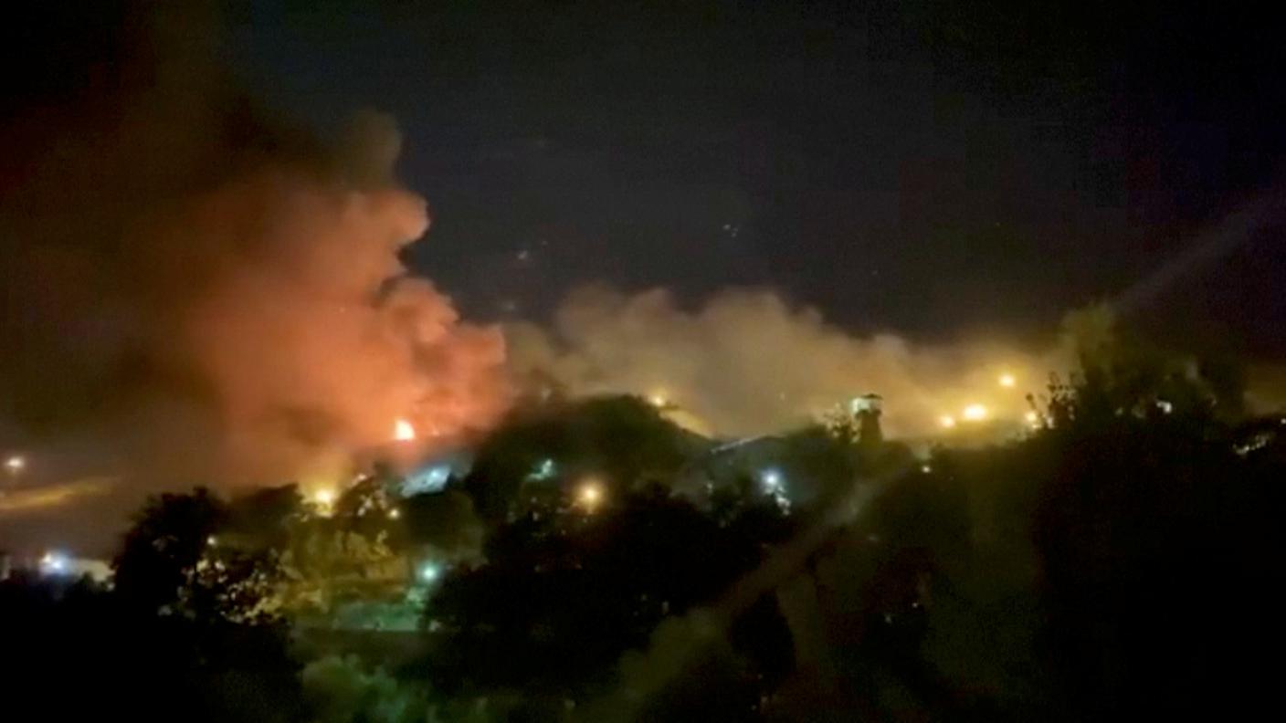 In quest'immagine tratta da un video, la colonna di fumo che si innalza dal penitenziario di Teheran