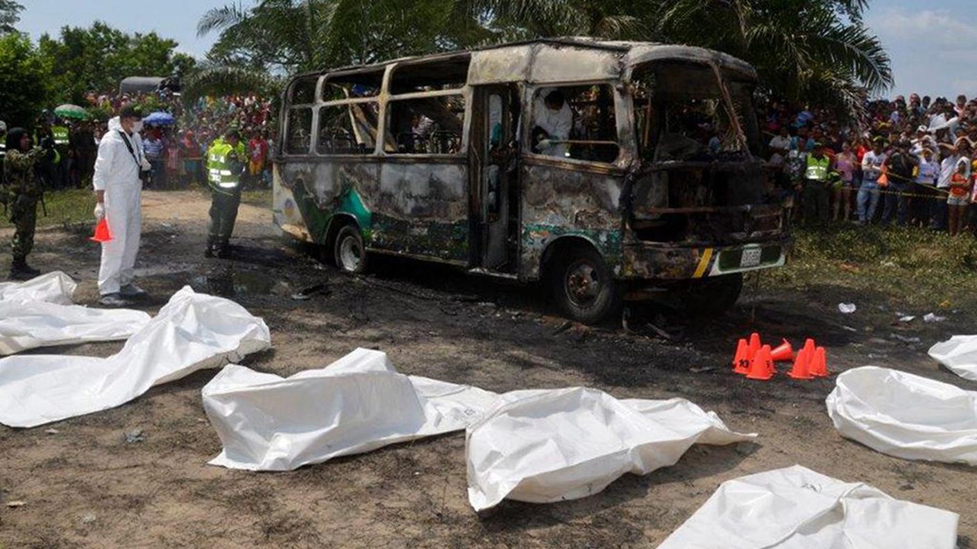 Il bus carbonizzato con a fianco i corpi di svariati passeggeri (keystone).JPG