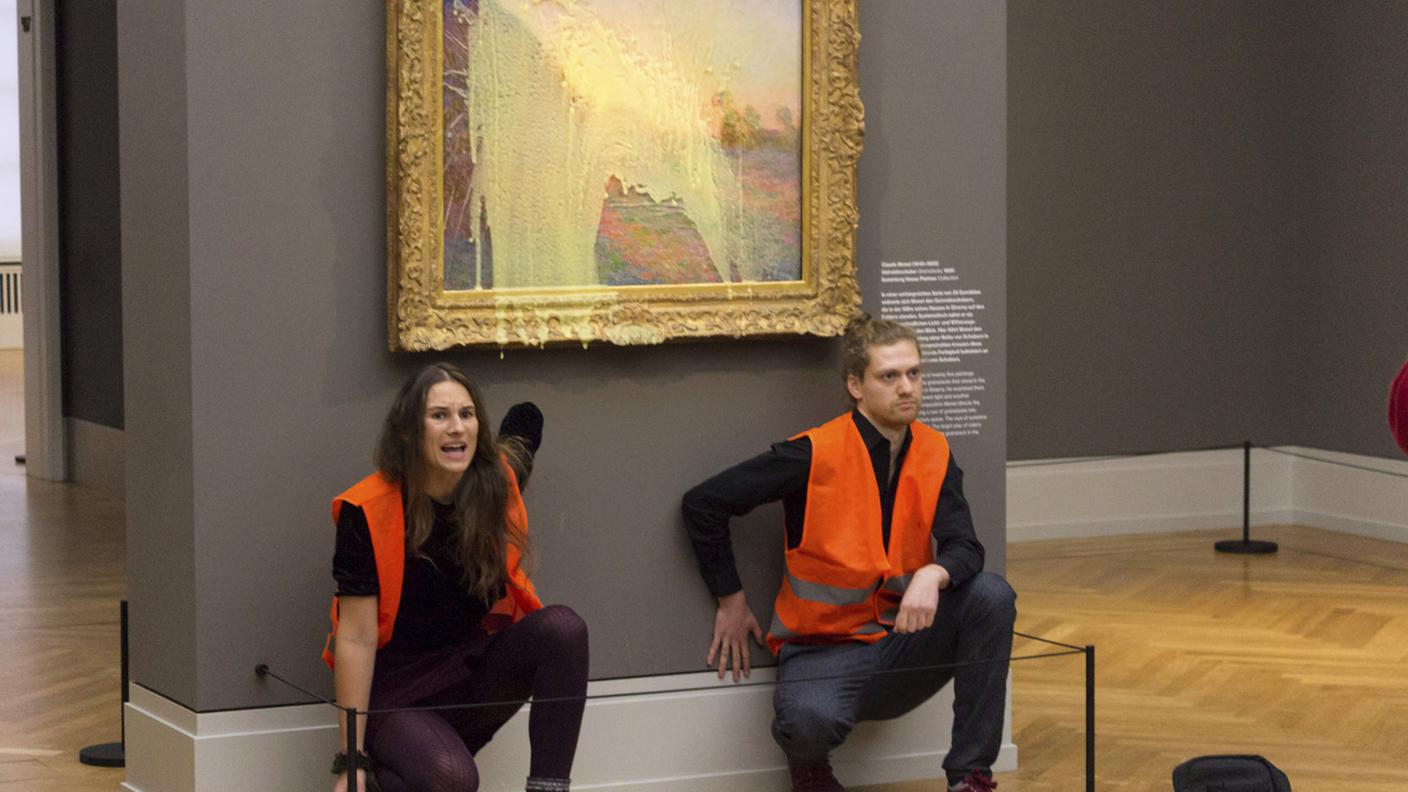 "Ultima generazione" scaglia del purè su un Monet