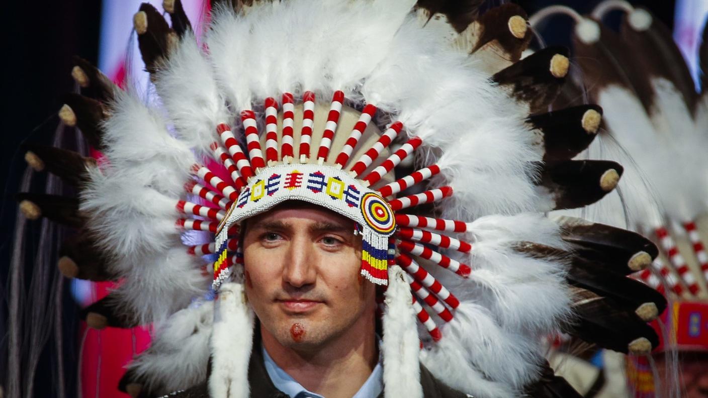 Il premier Justin Trudeau con un copricapo cerimoniale ricevuto durante una visita alla Tsuut'ina First Nation vicino a Calgary