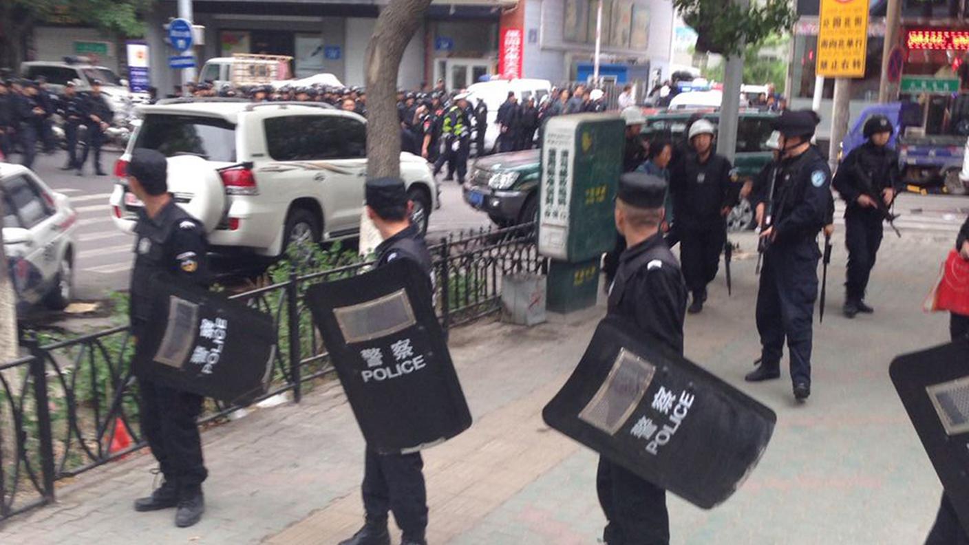 Un cordone di polizia vicino al luogo dell'attentato a Urumqi