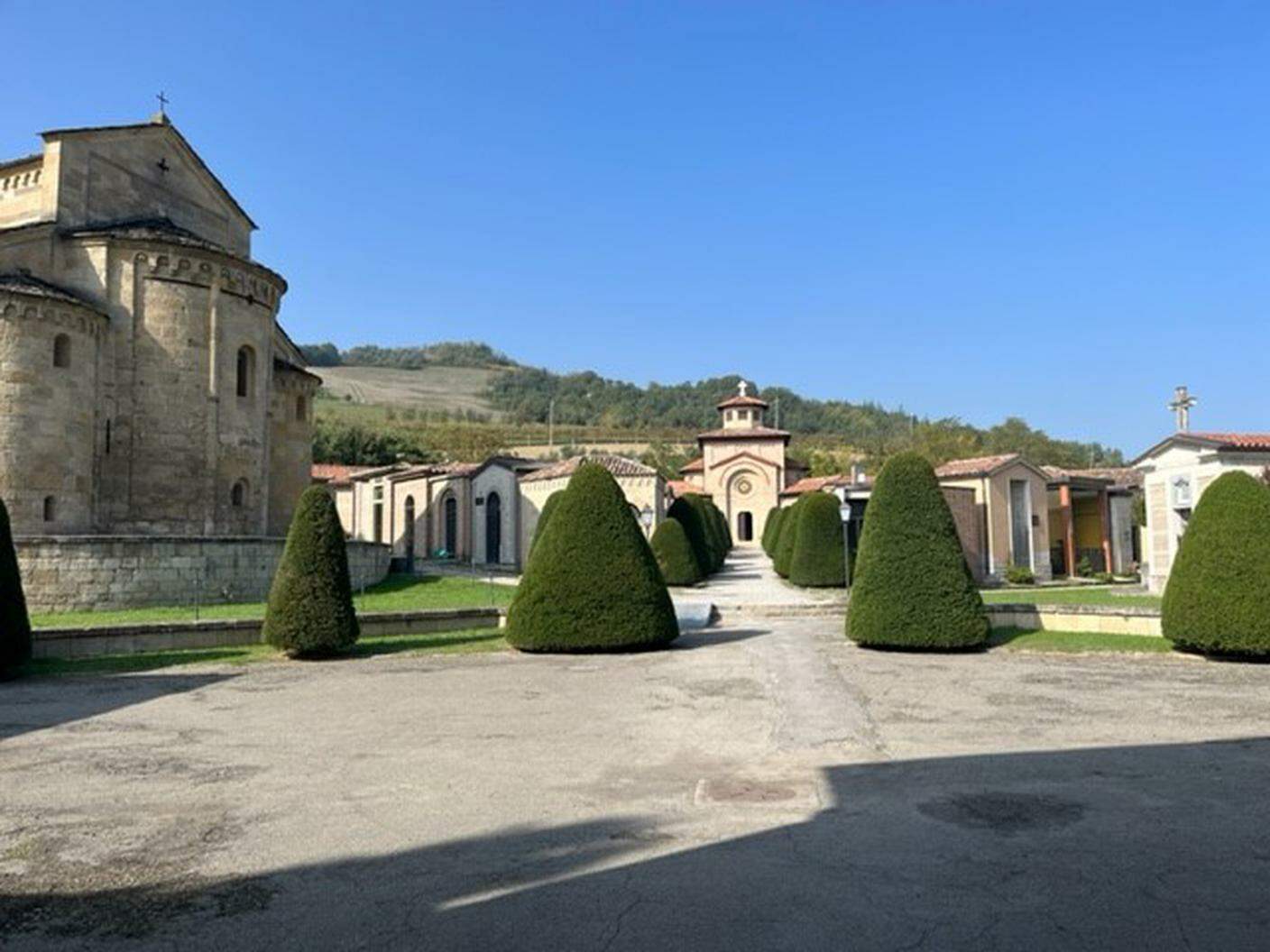Il cimitero di San Cassiano a Predappio: sullo sfondo, la cripta Mussolini
