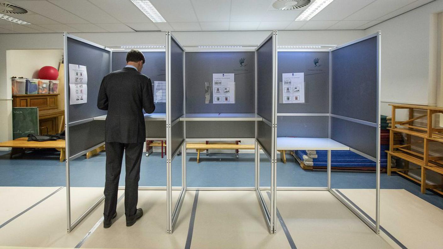 Mark Rutte, primo ministro olandese, in un seggio 