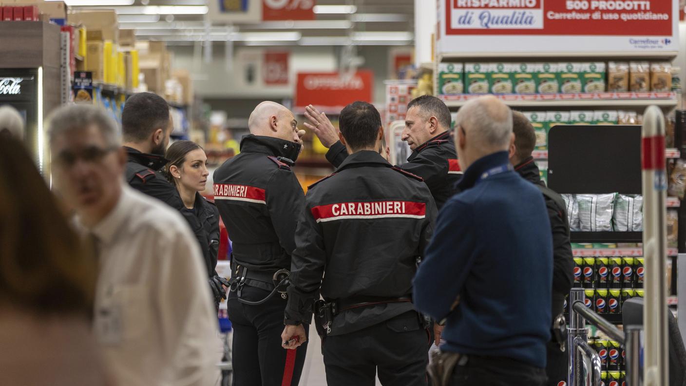 I carabinieri hanno in seguito arrestato il presunto accoltellatore, un italiano di 46 anni
