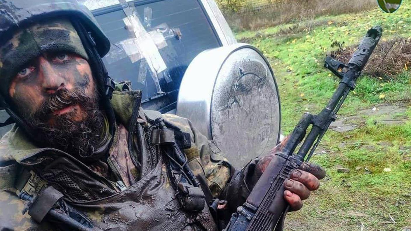 Un soldato ucraino pronto al combattimento sul fronte non lontano da Kherson