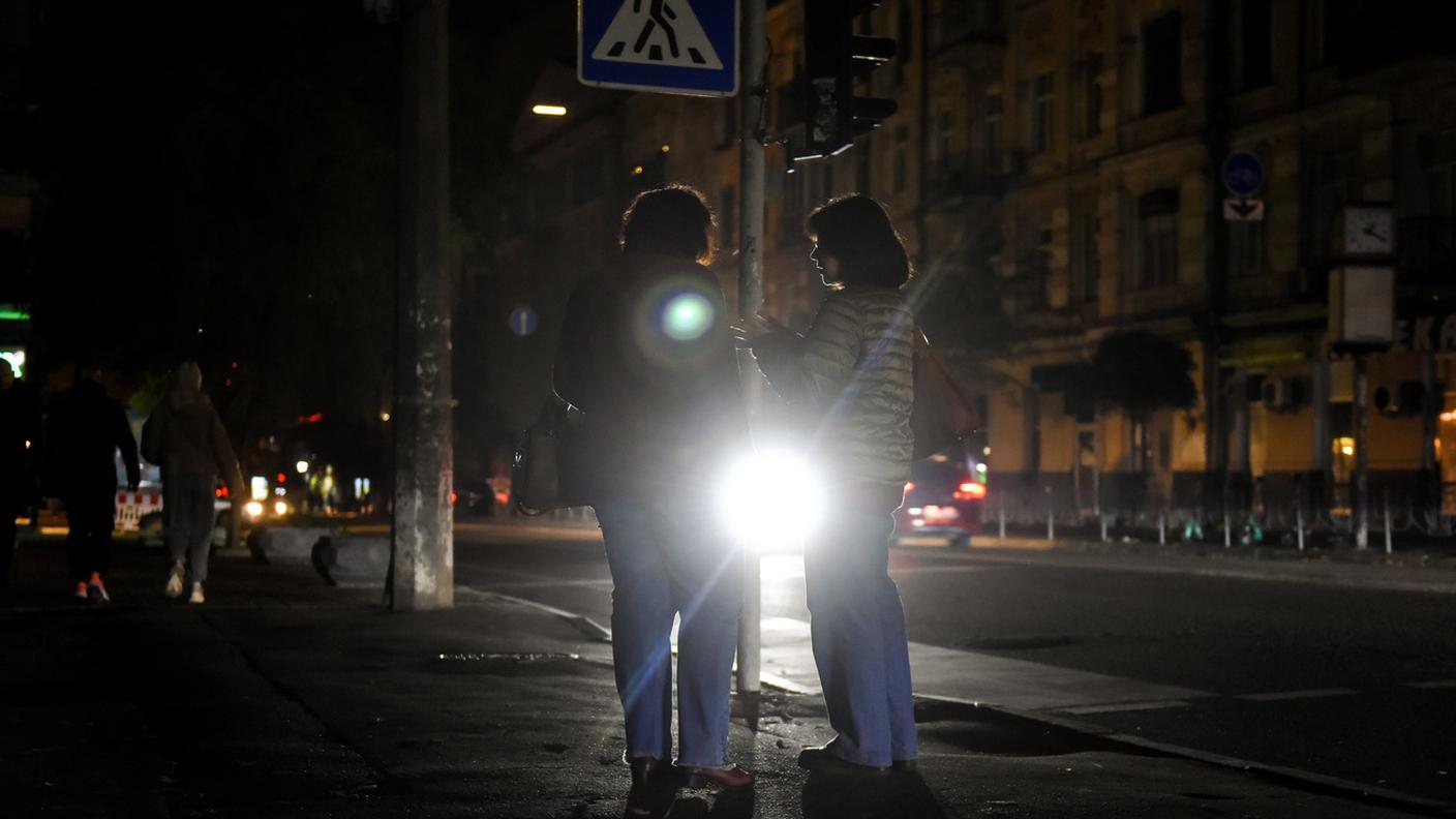 Residenti di Kiev durante un blackout parziale programmato venerdì sera