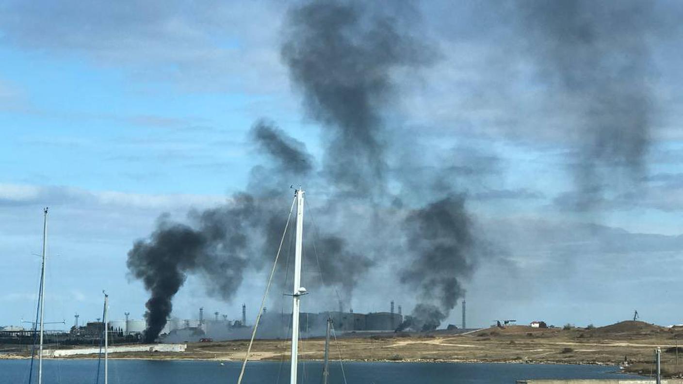 Intenso fumo nel porto di Sebastopoli dopo l'attacco di sabato 29 ottobre