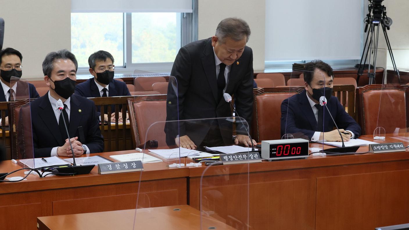 Il ministro Lee Sang-min si inchina in segno di scusa per la tragedia di Itaewon, durante una sessione plenaria della commissione per gli Interni e la Sicurezza dell'Assemblea nazionale a Seul, Corea del Sud