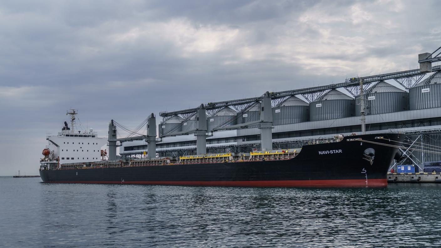 Un mercantile carico di cereali ancorato al porto di Odessa prima di salpare