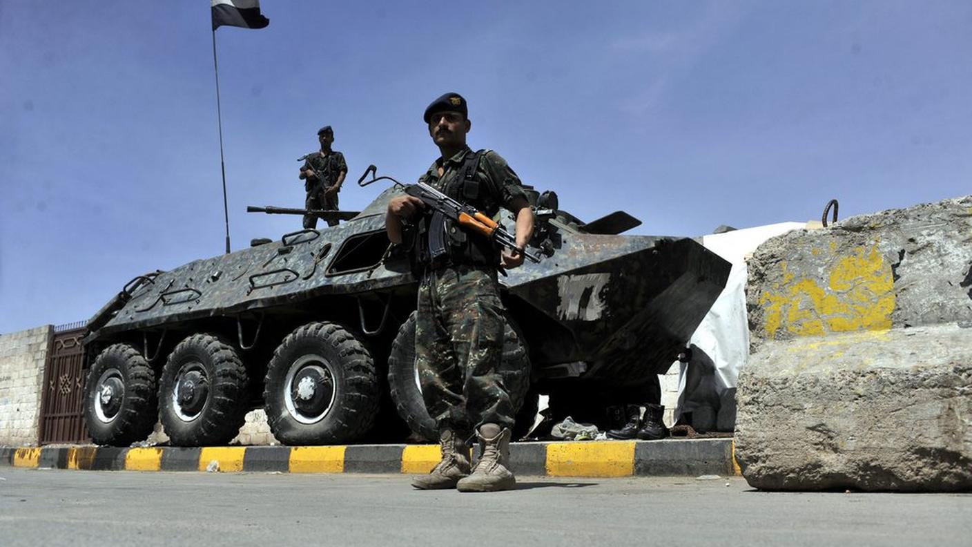 Militari yemeniti pattugliano le strade