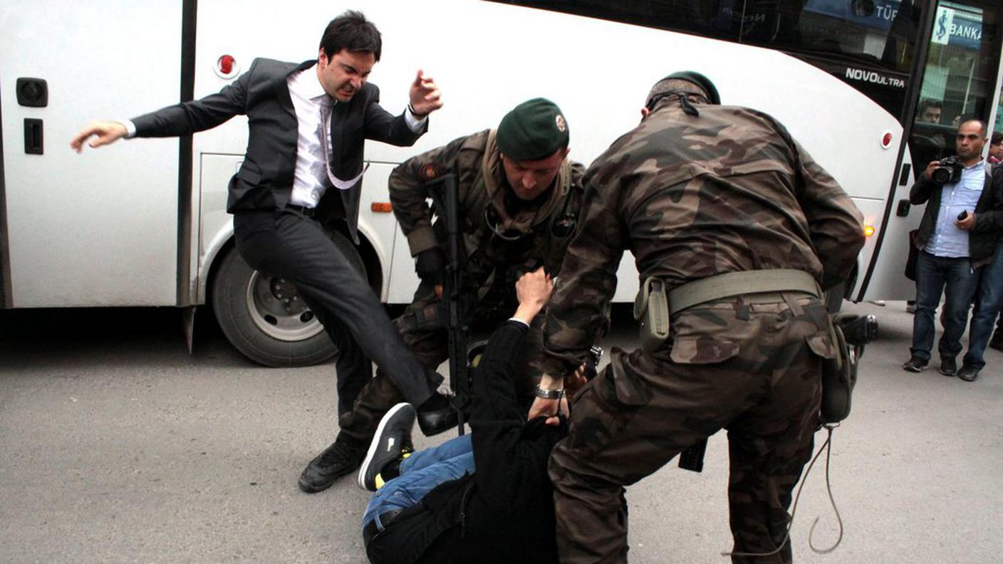 Yusuf Yerkel mentre prende a calci il manifestante