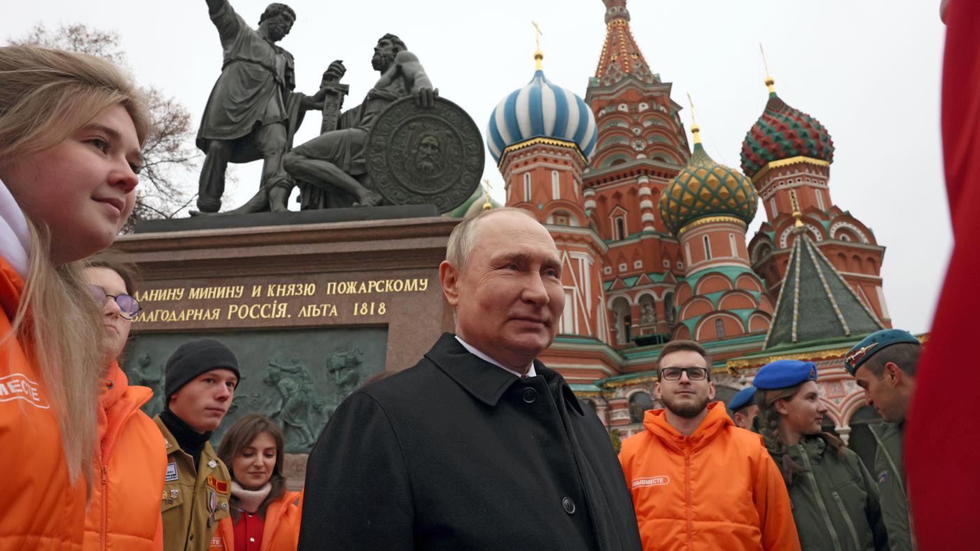 Il leader russo Vladimir Putin durante una manifestazione venerdì a Mosca