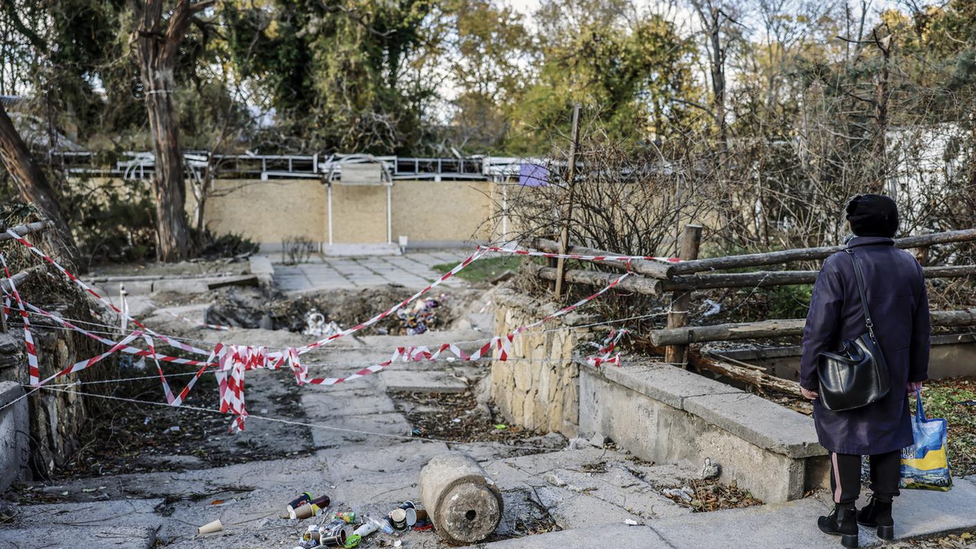 Lo sgomento di una signora ucraina nel guardare la distruzione di un mercato nella sua città