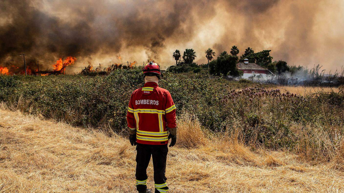 caldo incendi portogallo Faro pompieri fiamme fuoco