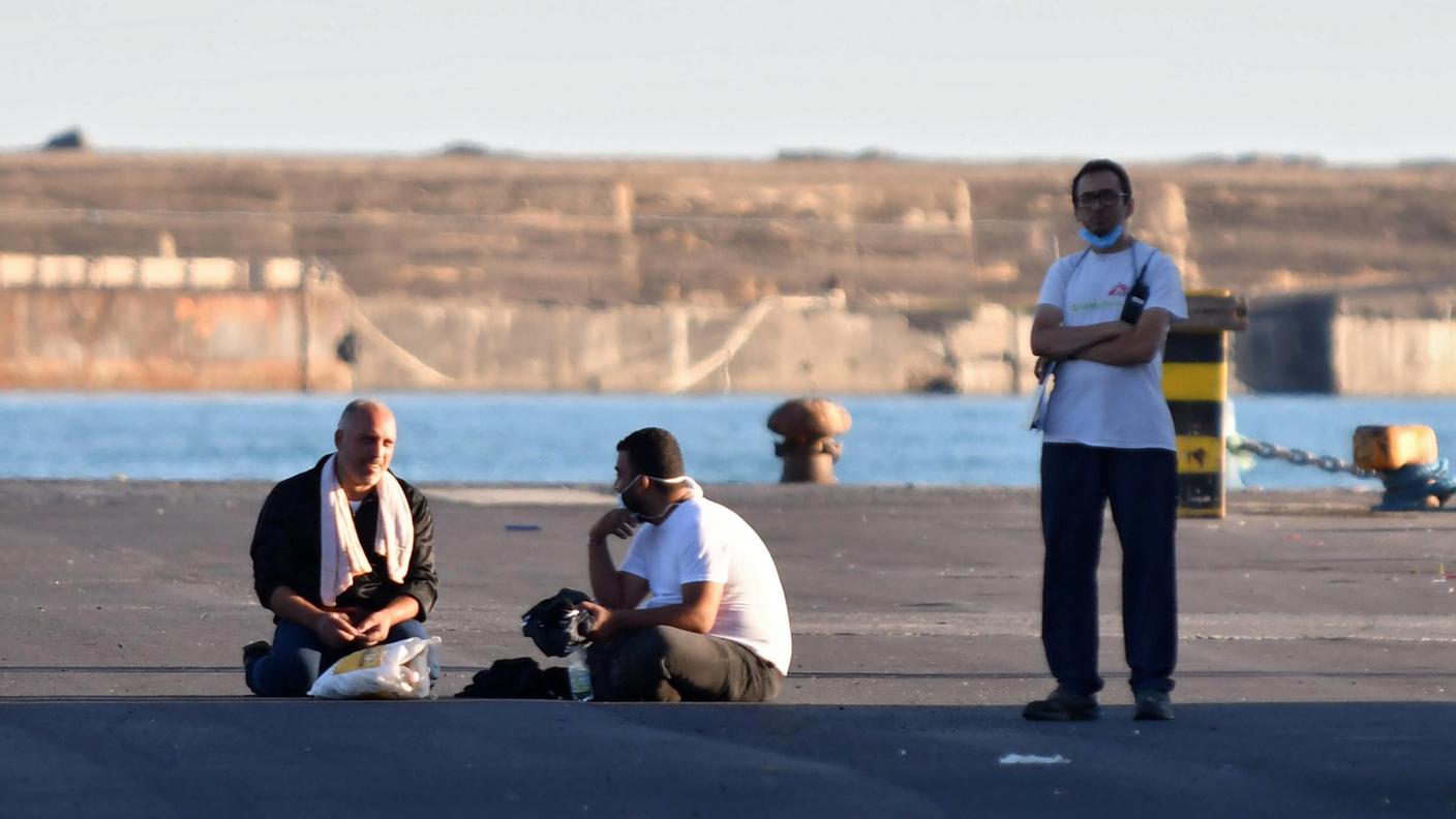 Due migranti gettatisi in mare lunedì rifiutano di tornare a bordo