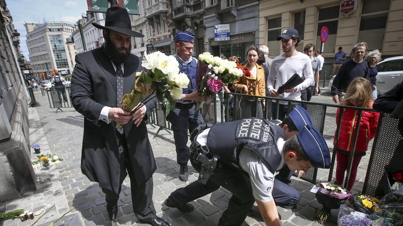 Le deposizioni di fiori, in memoria delle vittime, di fronte alla sede del Museo ebraico di Bruxelles