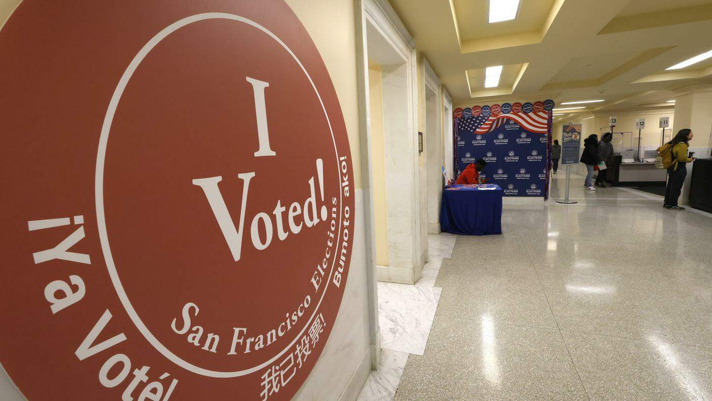 Un seggio elettorale in California poco frequentato prima della chiusura mercoledì notte