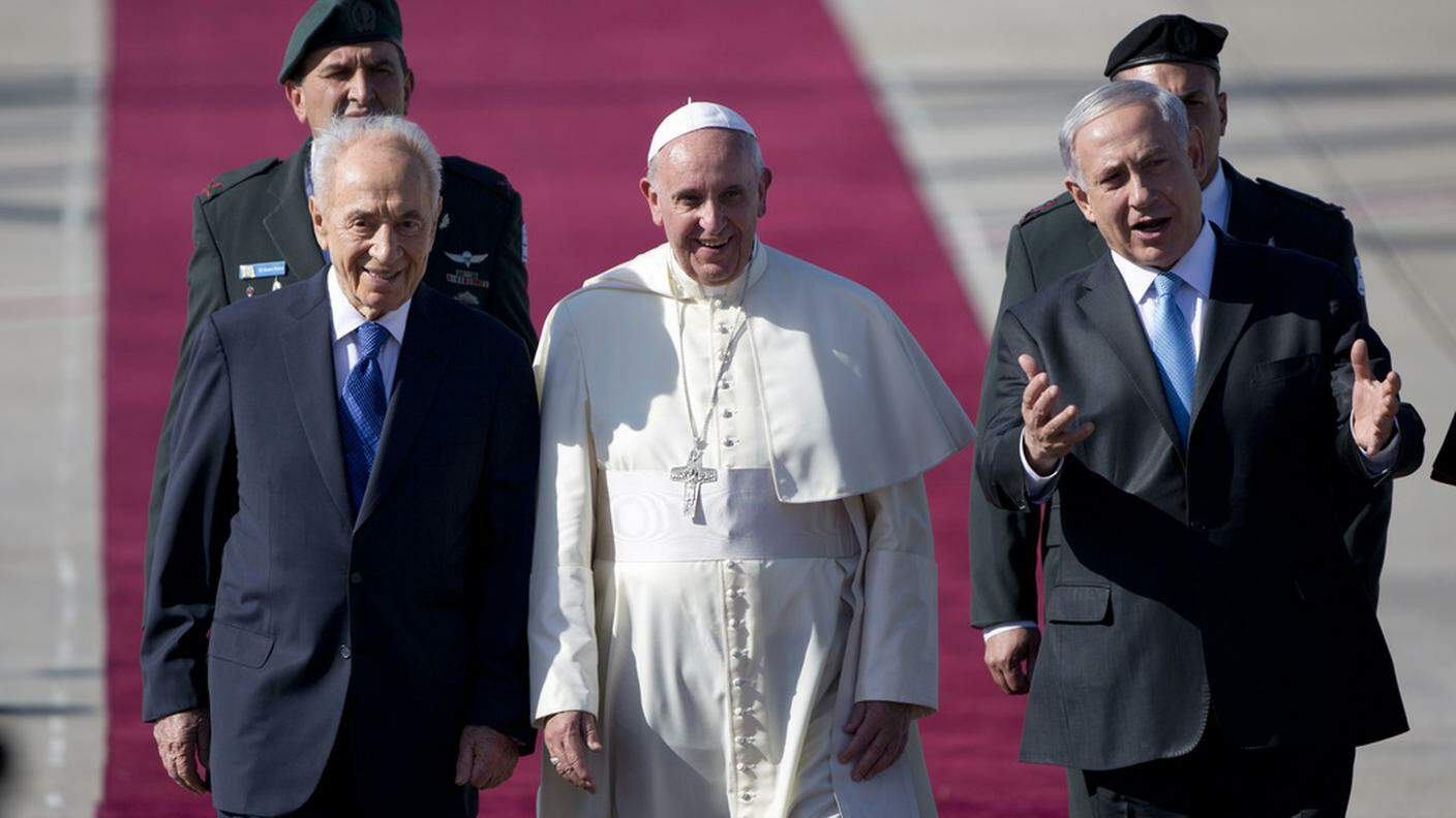 Papa Francesco accolto da Shimon Peres e Benjamin Netanyahu