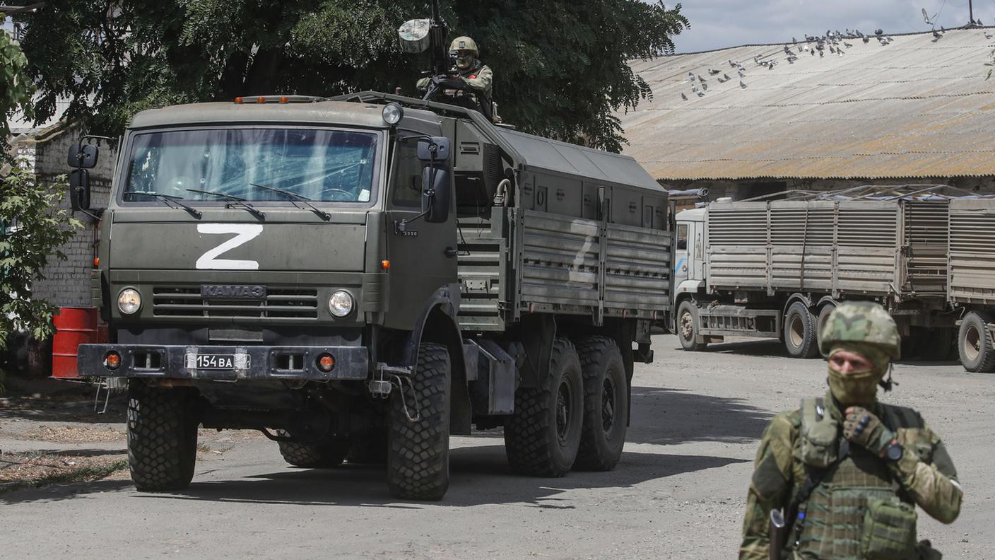 Un camion russo s'appresta a lasciare Kherson dopo il ritiro annunciato dai vertici di Mosca