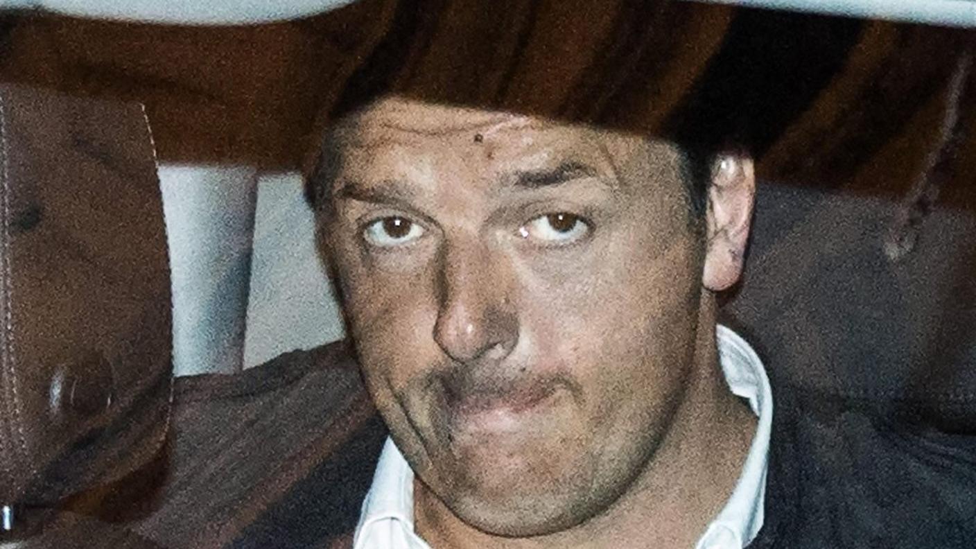 Matteo Renzi all'uscita dal quartier generale del PD