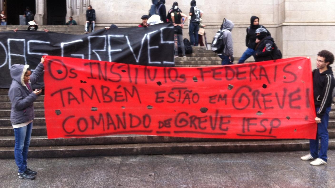 I manifestanti e gli striscioni di protesta