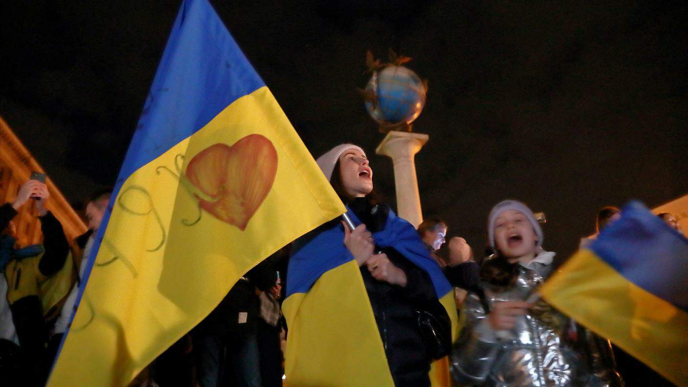 Cittadini ucraini che a Kiev festeggiano la liberazione di Kherson