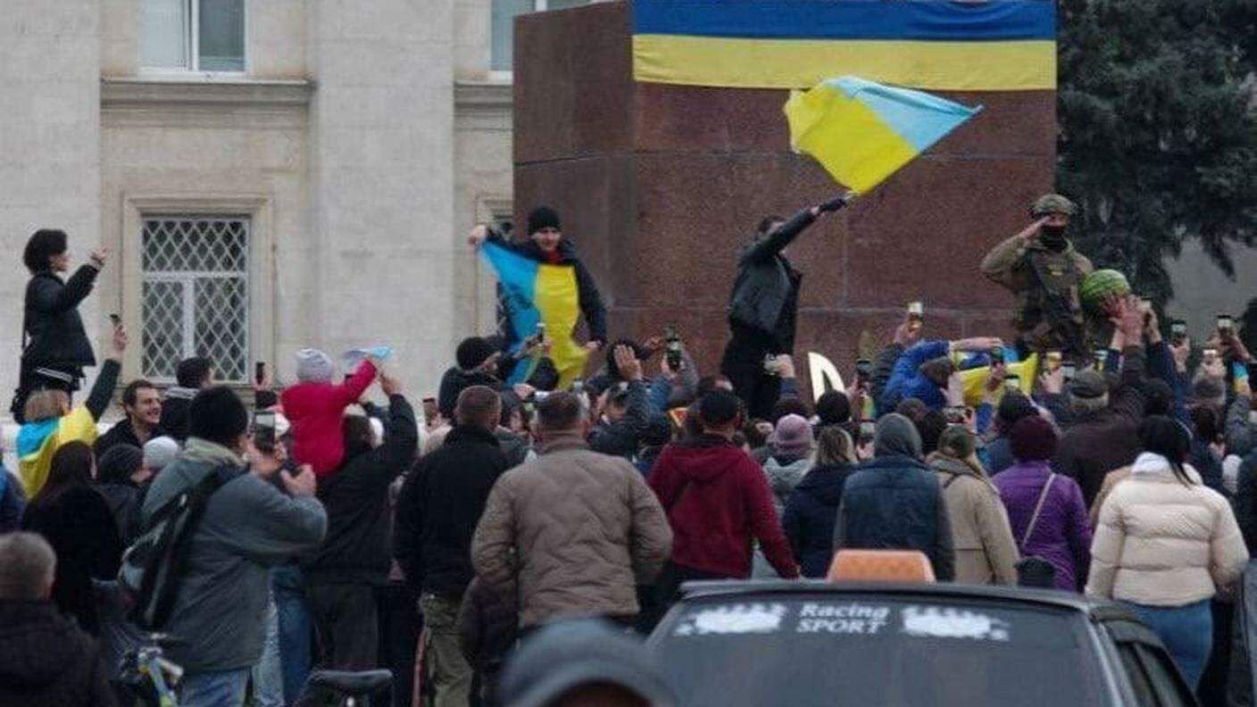 Ancora sabato mattina i cittadini festeggiavano la liberazione di Kherson da Mosca