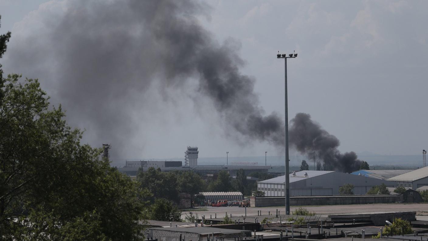 Una colonna di fumo si alza dall'aeroporto