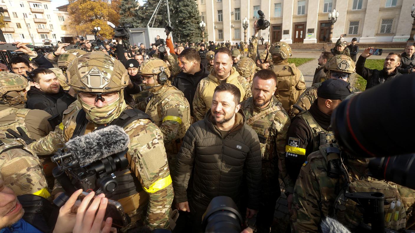 2022-11-14T092721Z_1046652572_RC2LLX9RMWCW_RTRMADP_3_UKRAINE-CRISIS-KHERSON-ZELENSKIY.JPG