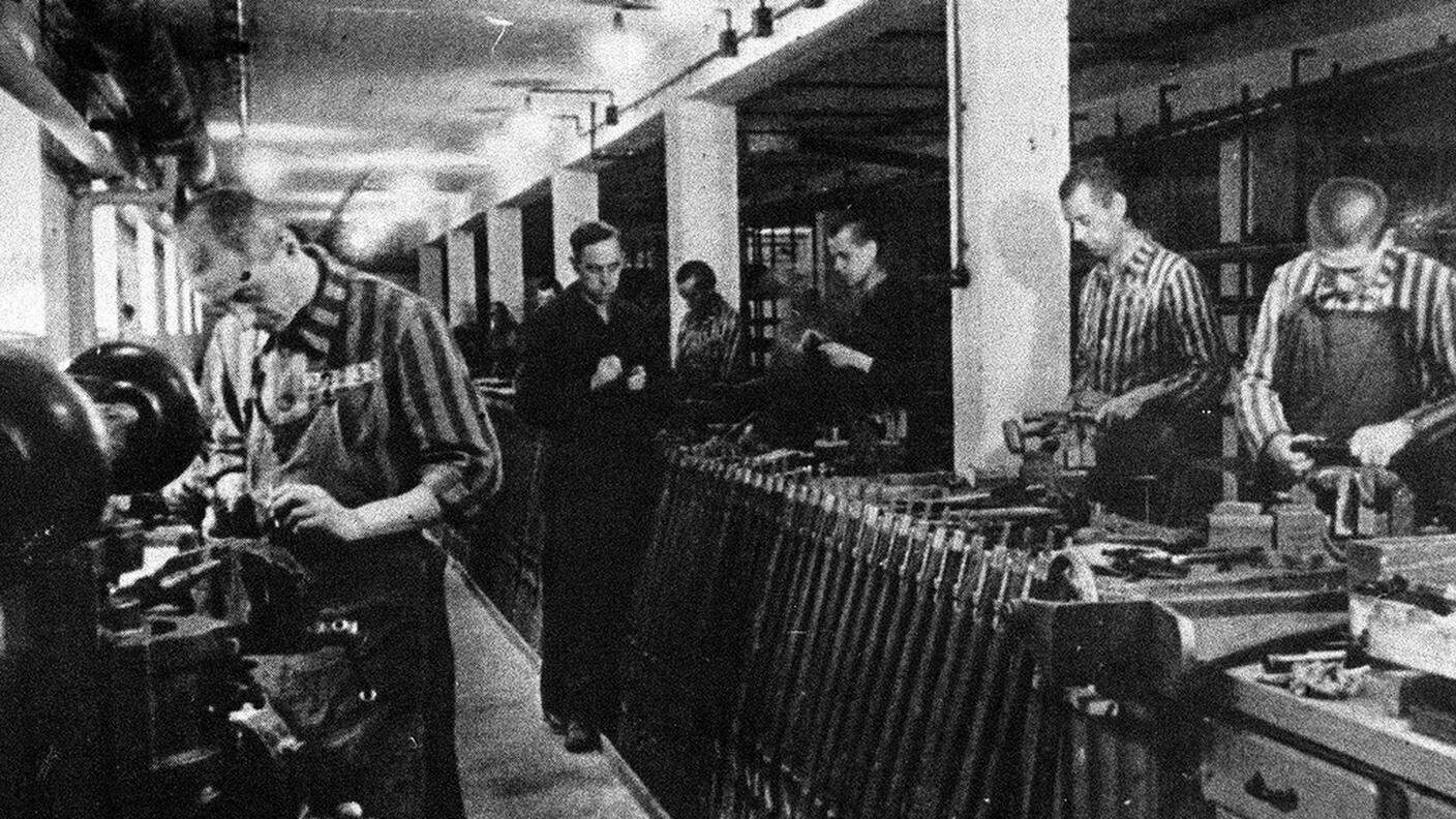 Lavoratori forzati in una fabbrica di armamenti vicino a Dachau