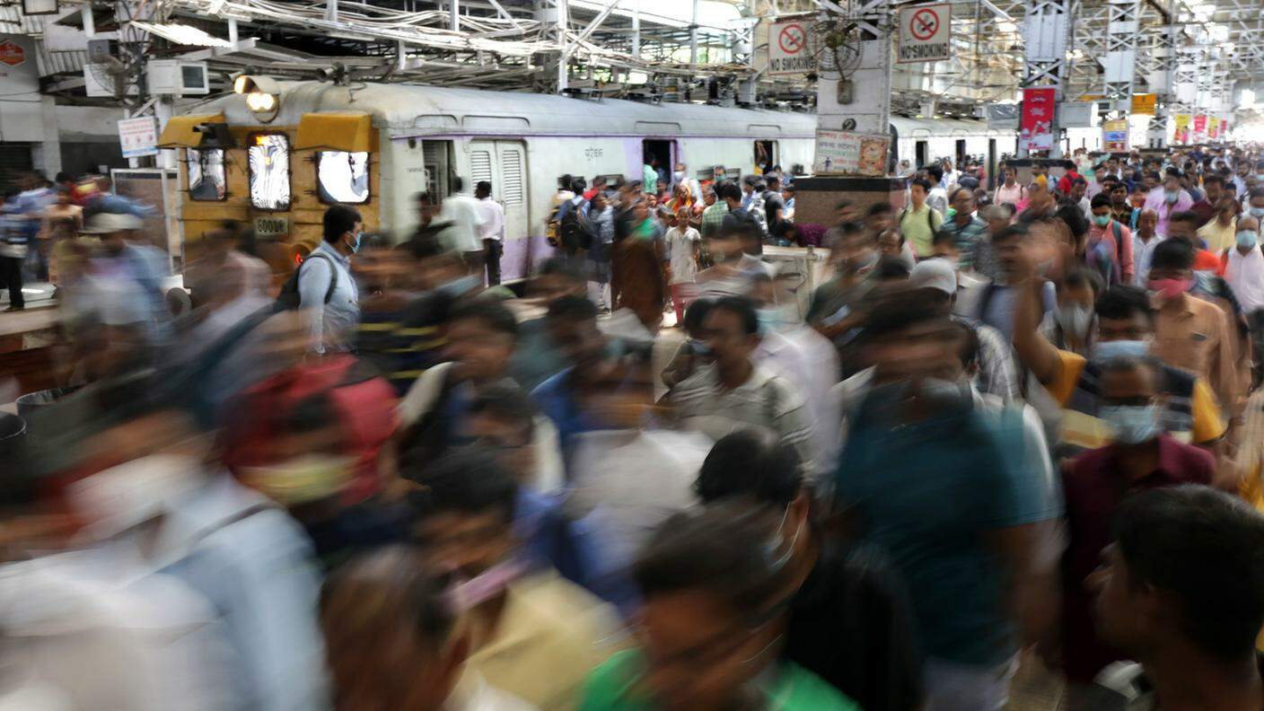 Pendolari a Calcutta: l'India supererà presto la Cina, divenendo il Paese più popoloso