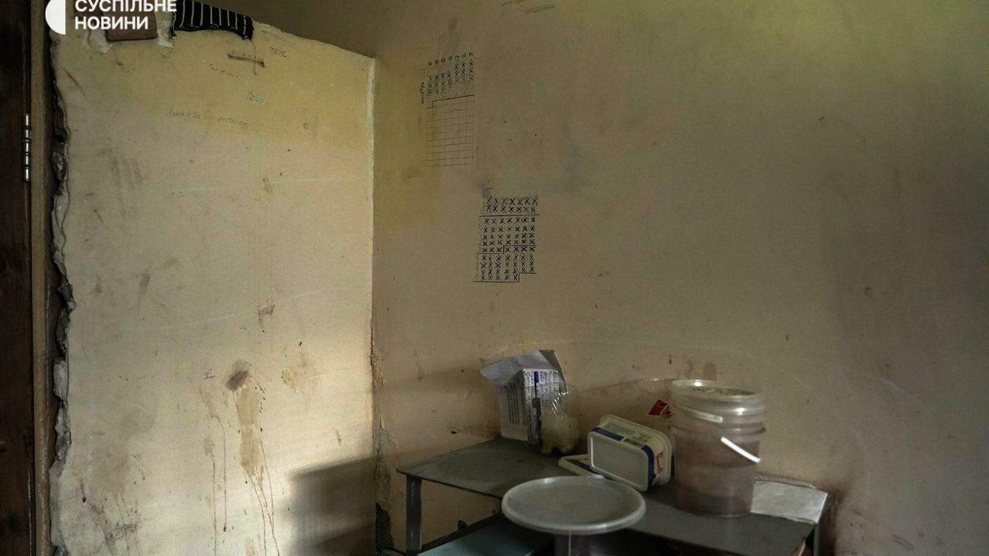 Cella del carcere di Kherson usata dai russi per imprigionare i soldati ucraini catturati