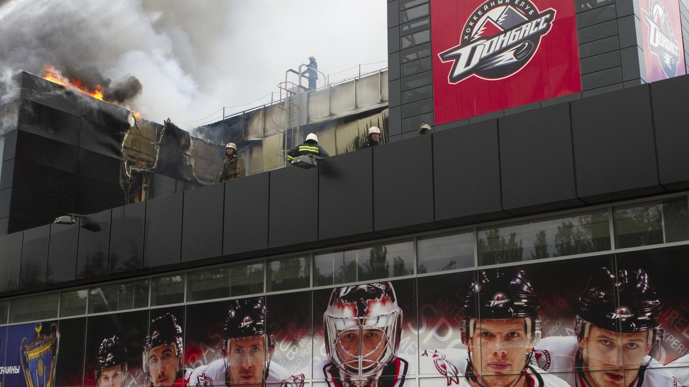 L’Arena dell'Amicizia (Druzhba in russo), il palazzetto di hockey dove si dovrebbe celebrare il Mondiale del 2015 è stata devastata e incendiata a Donetsk. 