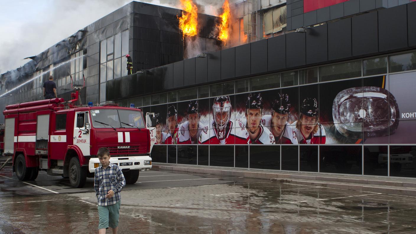 L’Arena dell'Amicizia (Druzhba in russo), il palazzetto di hockey dove si dovrebbe celebrare il Mondiale del 2015 è stata devastata e incendiata a Donetsk. 
