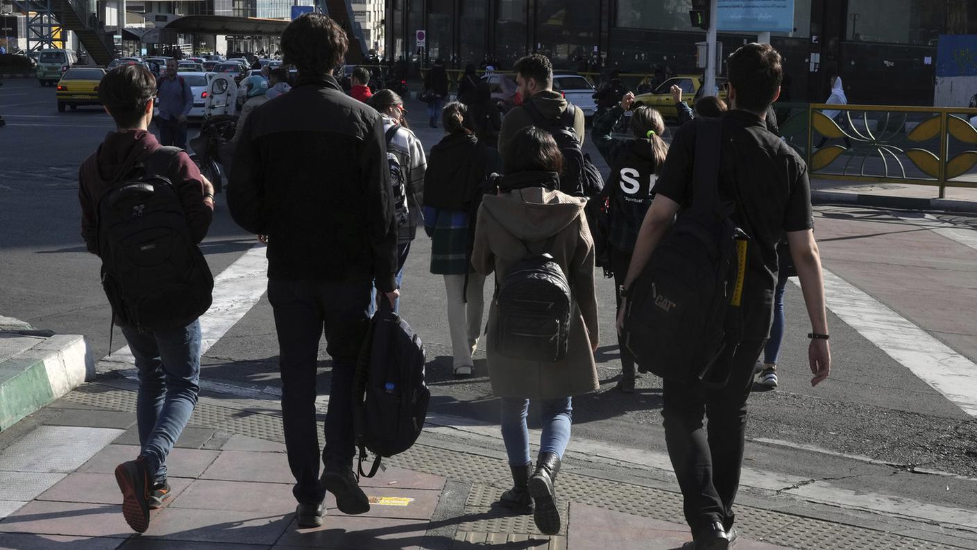 L'insofferenza per il regime passa anche attraverso immagini come questa, ripresa a Teheran pochi giorni fa: un gruppo di giovani, con alcune ragazze che attraversano una strada senza indossare il velo islamico imposto dalle autorità