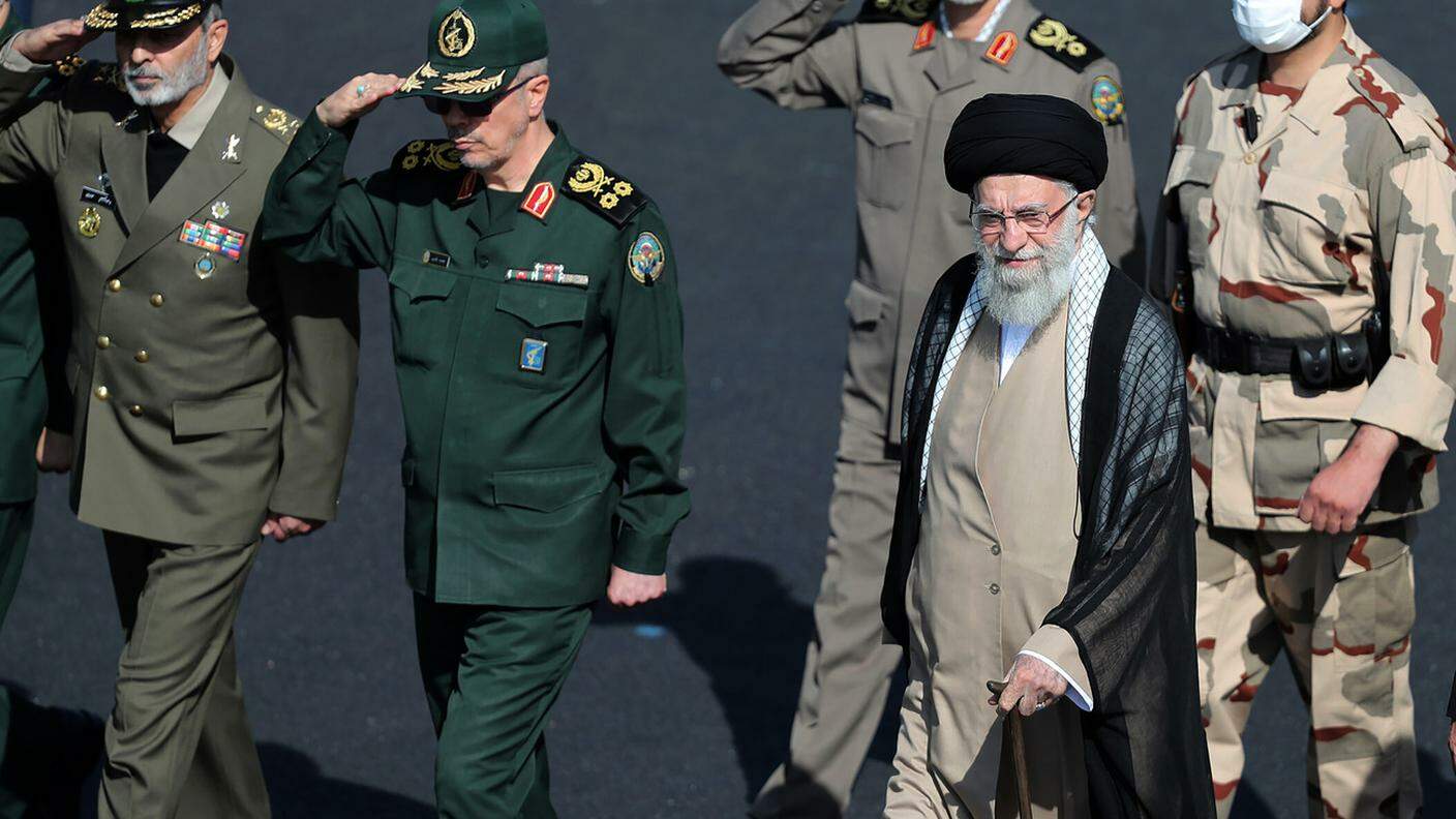 L'ayatollah Khamenei, l'attuale Guida suprema dell'Iran, qui attorniato da alti dignitari delle forze armate