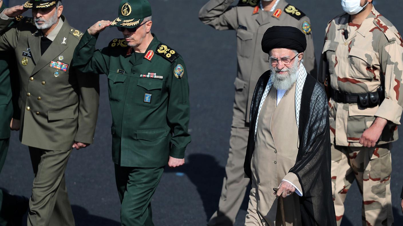 L'ayatollah Khamenei, l'attuale Guida suprema dell'Iran, qui attorniato da alti dignitari delle forze armate