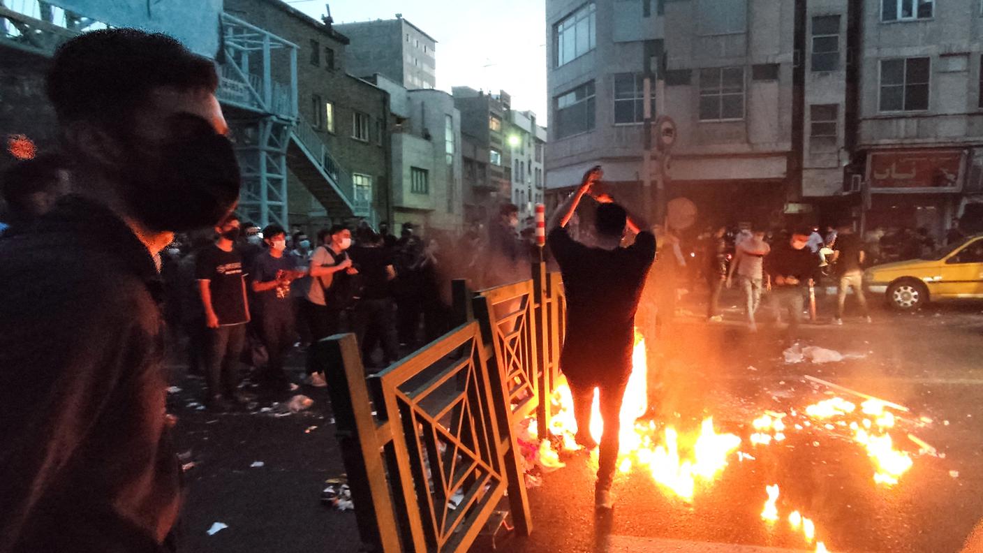 Giovani in piazza contro il regime, sull'onda delle proteste innescate dalla morte di Mahsa Arimi