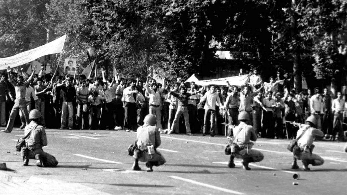 L'esercito dello Scià, pronto ad aprire il fuoco contro i dimostranti: un'immagine risalente al settembre del 1978, quando la monarchia tentò di stroncare l'insurrezione con le armi