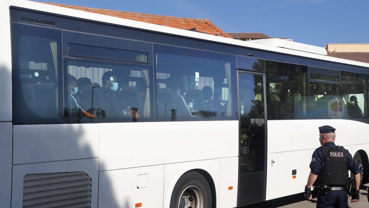 Gli adulti erano stati trasferiti in un centro vacanze trasformato in "zona d'attesa" chiusa