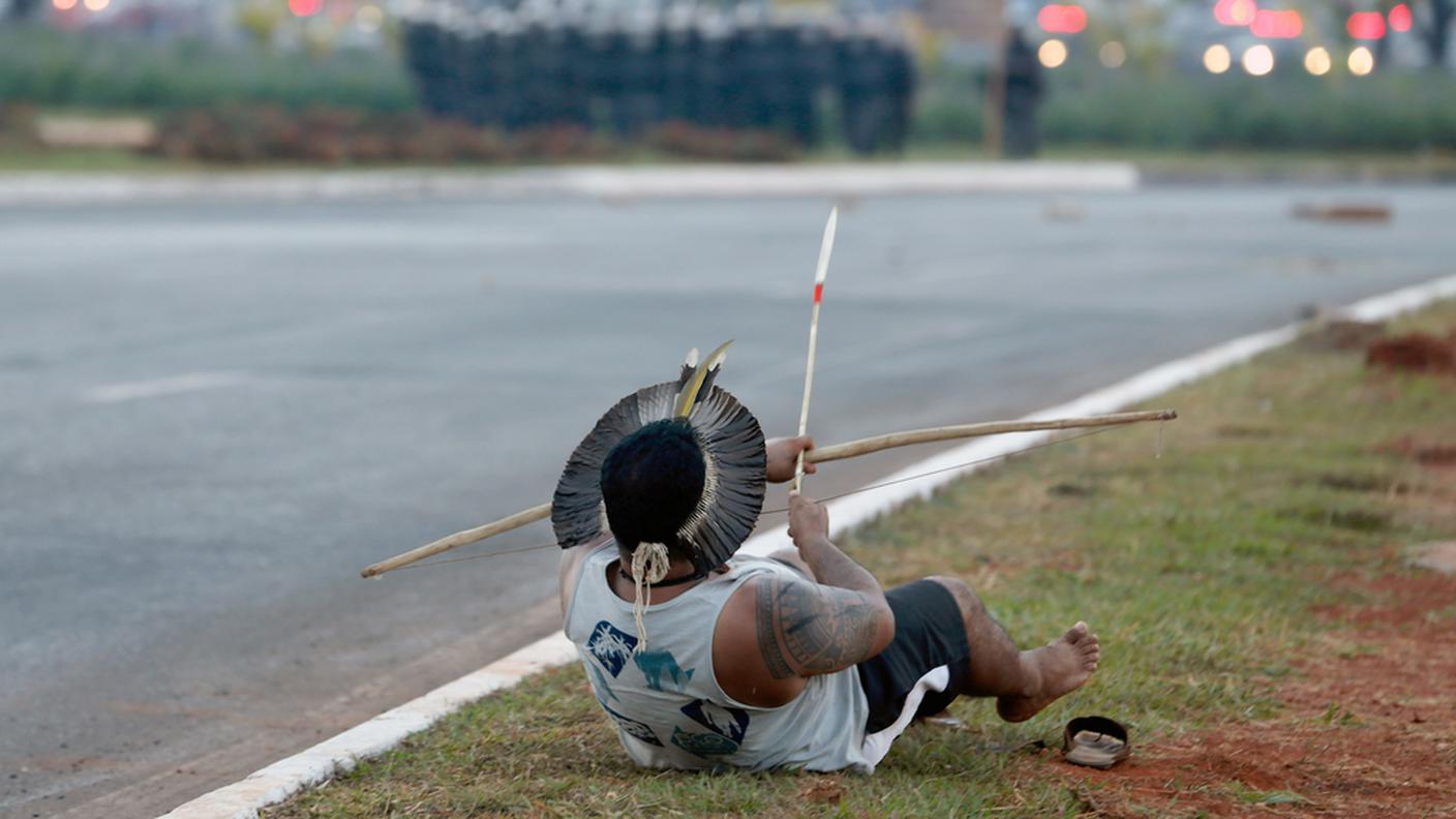 Scontri tra manifestanti e polizia in assetto antisommossa a Brasilia