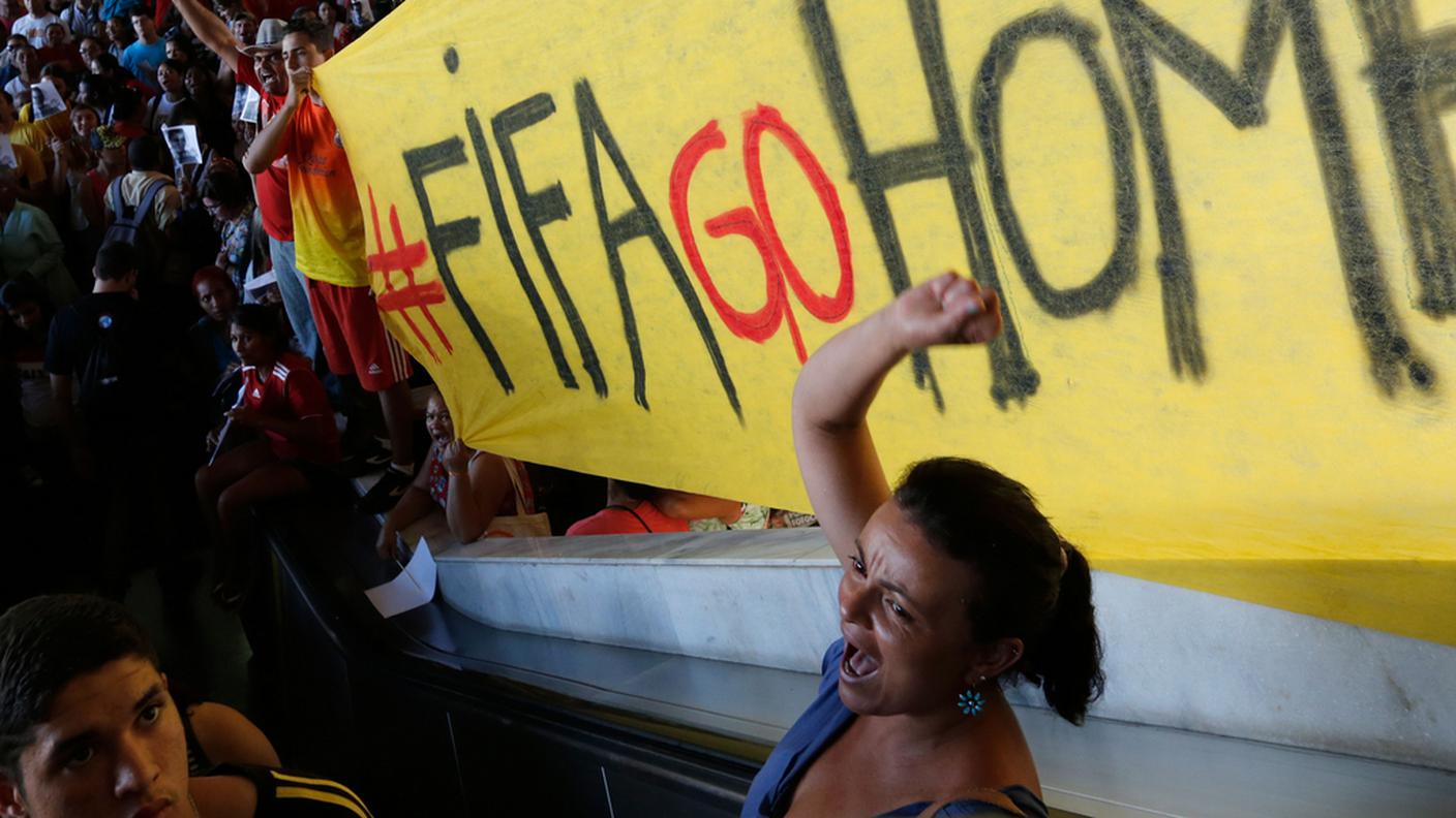 Scontri tra manifestanti e polizia in assetto antisommossa a Brasilia