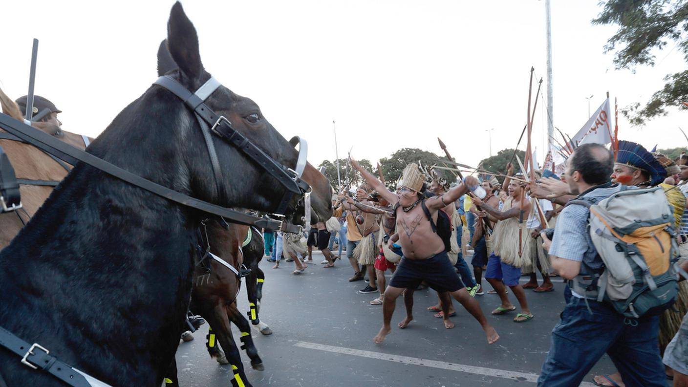 Scontri tra manifestanti e polizia in assetto antisommossa a Brasilia
