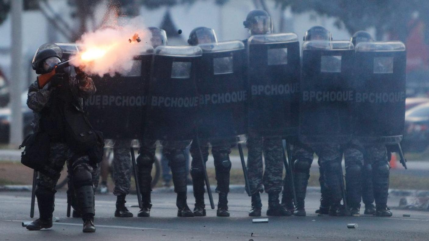 Scontri tra manifestanti e polizia in assetto antisommossa a Brasilia