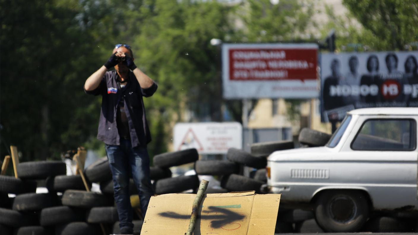 Un checkpoint improvvisato dai filorussi nei pressi dell'aeroporto di Donetsk 